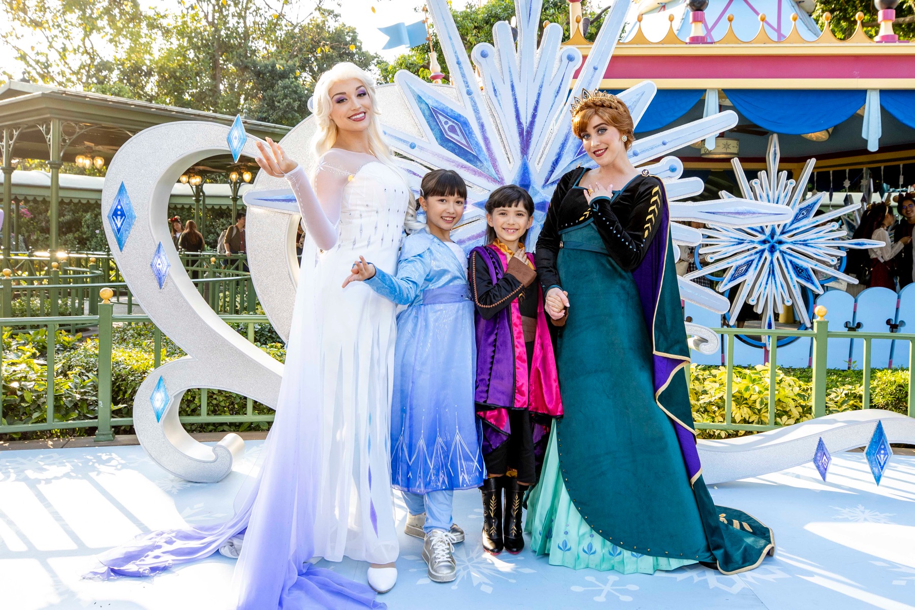 تويتر Dtimes على تويتر 香港ディズニーランド ディズニー クリスマス19 フローズン ファンタジー ガーデン ヴィレッジで開催中のアナ エルサとのキャラクターグリーティングが アナと雪の女王2 コスチュームに 詳細 T Co Aviixdawto T