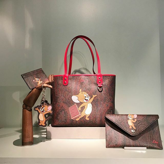 Lula_Japan's tweet photo. ETRO x Tom&Jerry🐈❤️🐭!
2020SS Press Preview
@etro
#etro
#2020ss
#presspreview #share #lulajapan #lula #lulamagazine #spring #summer #2020 #new #tomandjerry #jerry #collaboration #bag #poach #red https://t.co/6wzBP7UMVX