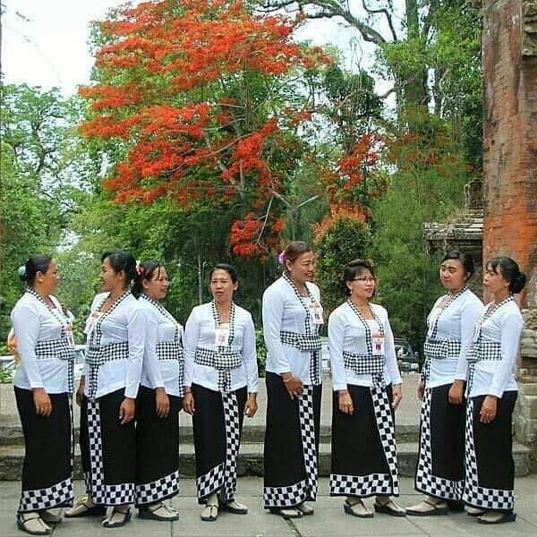 daunsirih5's tweet photo. Tak mau ketinggalan dgn para lelaki, Perempuan2 #Bali siap mengamankan, menjaga keamanan saat ritual Adat dan  kegiatan keagamaan lainnya.

Suksme Jegeg2 #Bali 
#Pecalang https://t.co/nZGkDGeN1t
