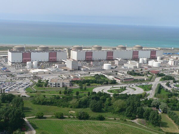 6 réacteurs nucléaires... comme la centrale française de Gravelines.Cette dernière a été construite en 10 ans, et a coûté à l’époque 2,3 milliards d’euros, soit 5,9 milliards d’euros de 2010 (pour l’ensemble de la centrale oui). https://www.ccomptes.fr/sites/default/files/EzPublish/Rapport_thematique_filiere_electronucleaire.pdf page 19