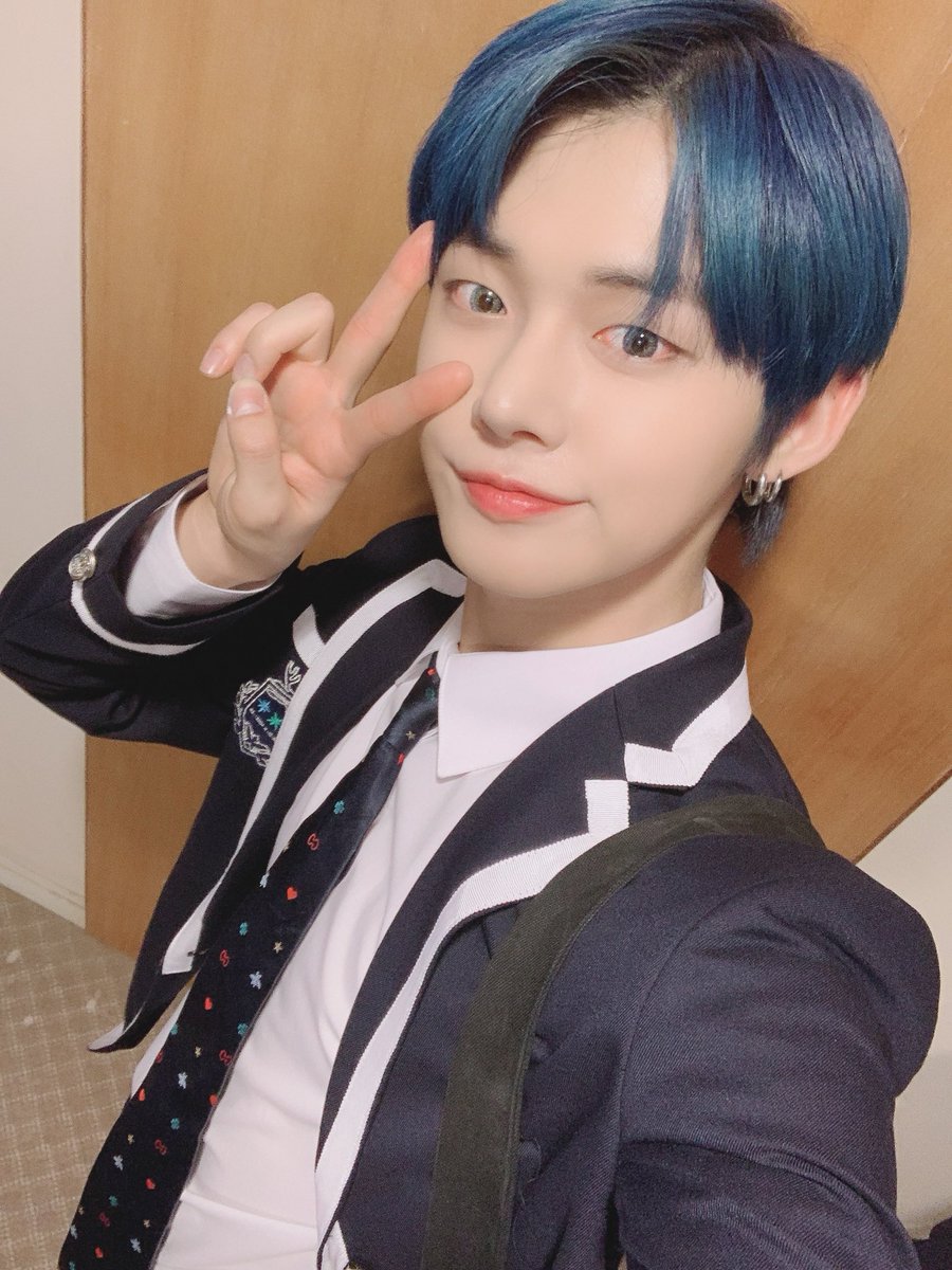 TxT_FanBase_MX's tweet photo. @TXT_members "MOAs~~~
Regresamos bien de Vietnam hehehe
Esto es un premio AAA ROTY el cual fue hecho totalmente por nuestras encantadoras MOAsㅠ
Muchas gracias por siempre. Les amo❤

#YEONJUN"

#TOMORROW_X_TOGETHER https://t.co/7QmeejrNkY