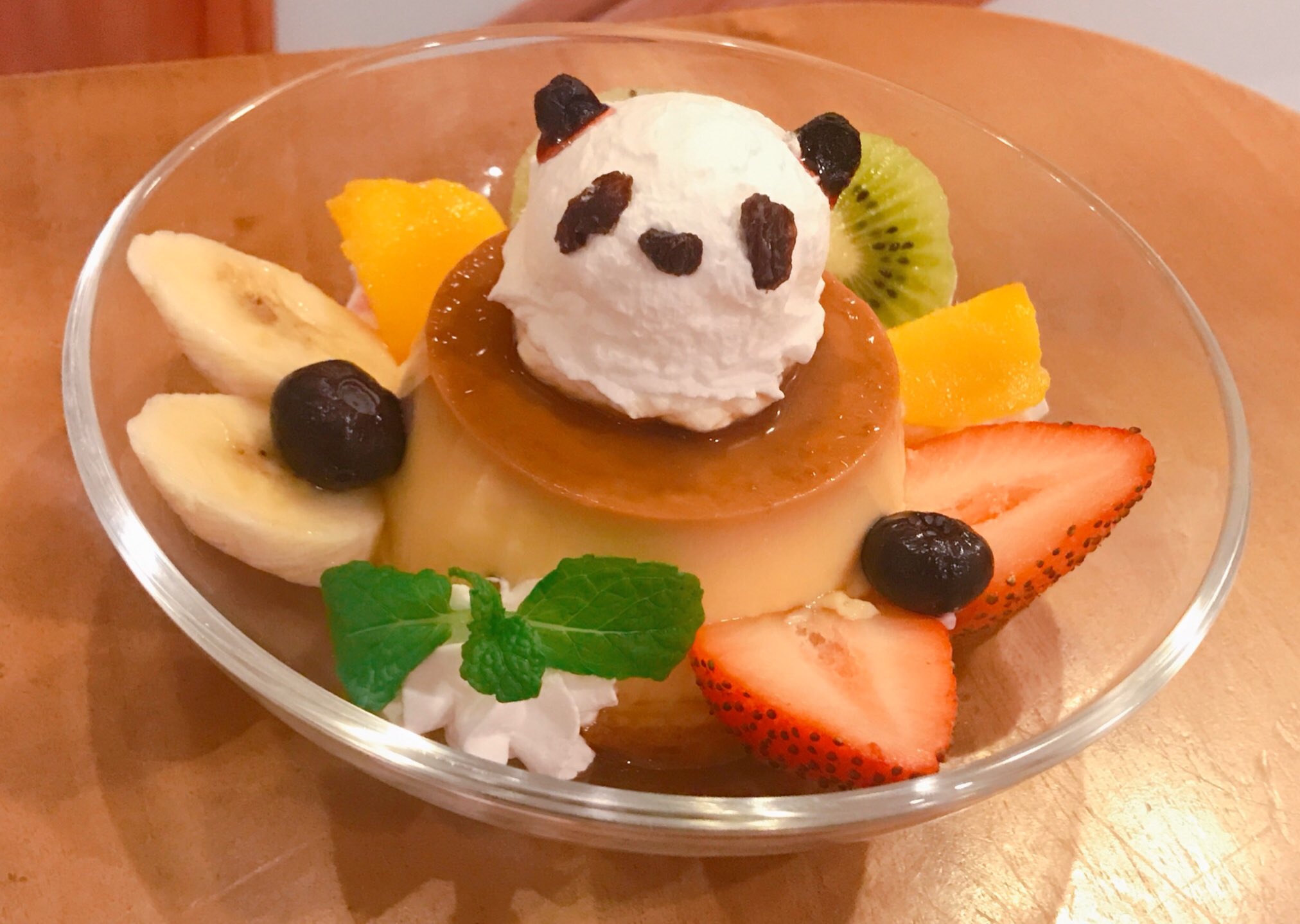 しろくまカフェ宮古島店 メニューリニューアルしました デザートメニューの一部をご紹介 メイメイのプリンアラモード 7円 色とりどりのフルーツとプリンを盛り付けた贅沢デザートです スタッフがお席へ運ぶときに ホイップのメイメイちゃんが