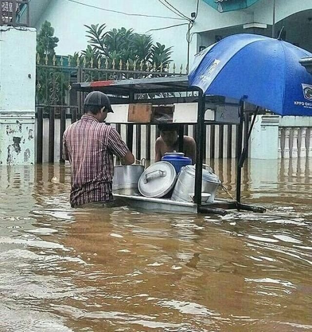 PenjahatGunung's tweet photo. Restoran di atas air level :
 
High Cost                          Low Cost https://t.co/mH55gchT9e