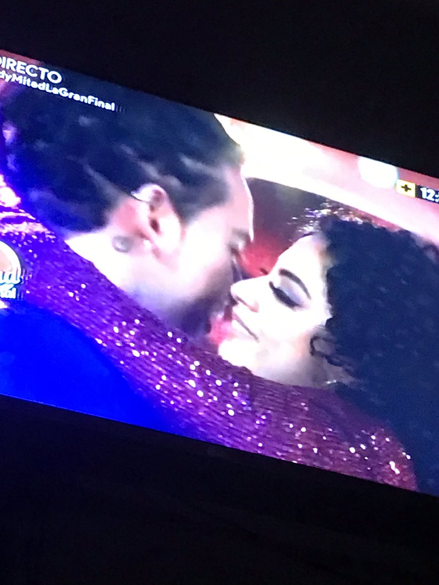 26076_9's tweet photo. Que bonito se ve bailando Brandon, la China y el tatuaje que Brandon se hizo con Melisa.
Jajajajajajajaja🤭😂

 #MitadyMitadLaGranFinal https://t.co/vytztvUlCB