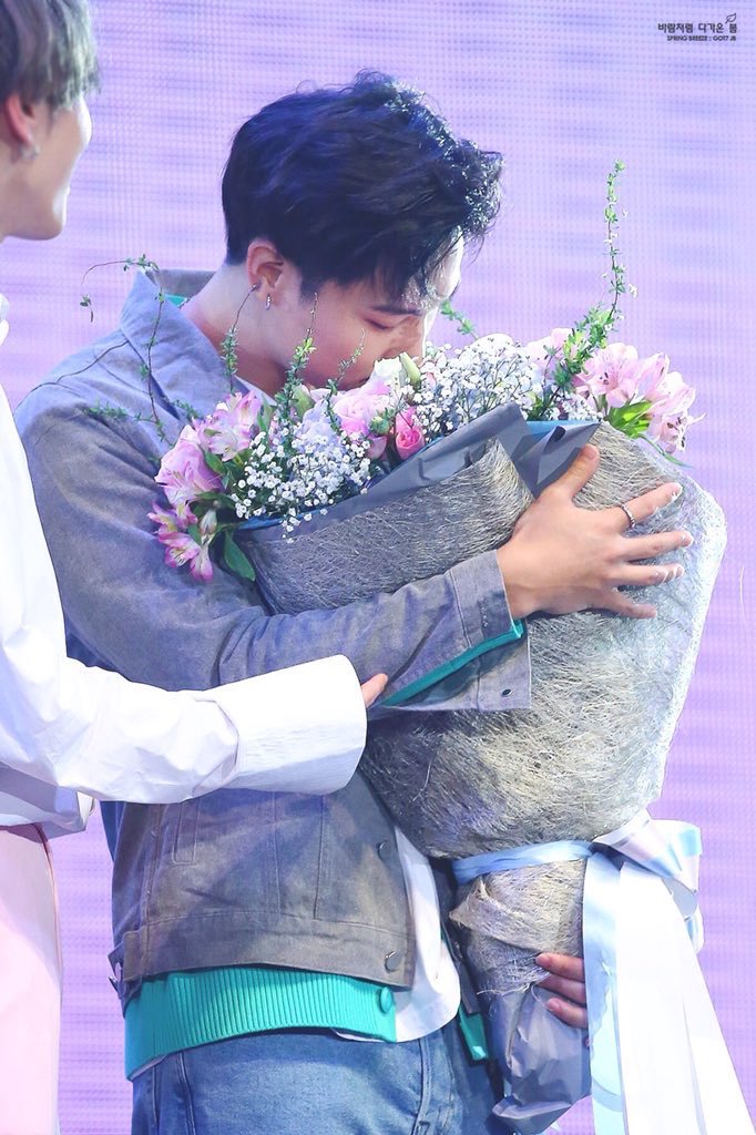 Jaebeom holds the flowe bouquet as if it’s a baby ㅠㅠ 넘 귀여워 어떡해  #JB  #제이비  #Jaebeom  #재범  #GOT7    #갓세븐  @GOT7Official