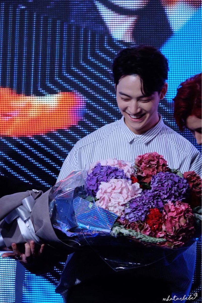 Jaebeom holds the flowe bouquet as if it’s a baby ㅠㅠ 넘 귀여워 어떡해  #JB  #제이비  #Jaebeom  #재범  #GOT7    #갓세븐  @GOT7Official