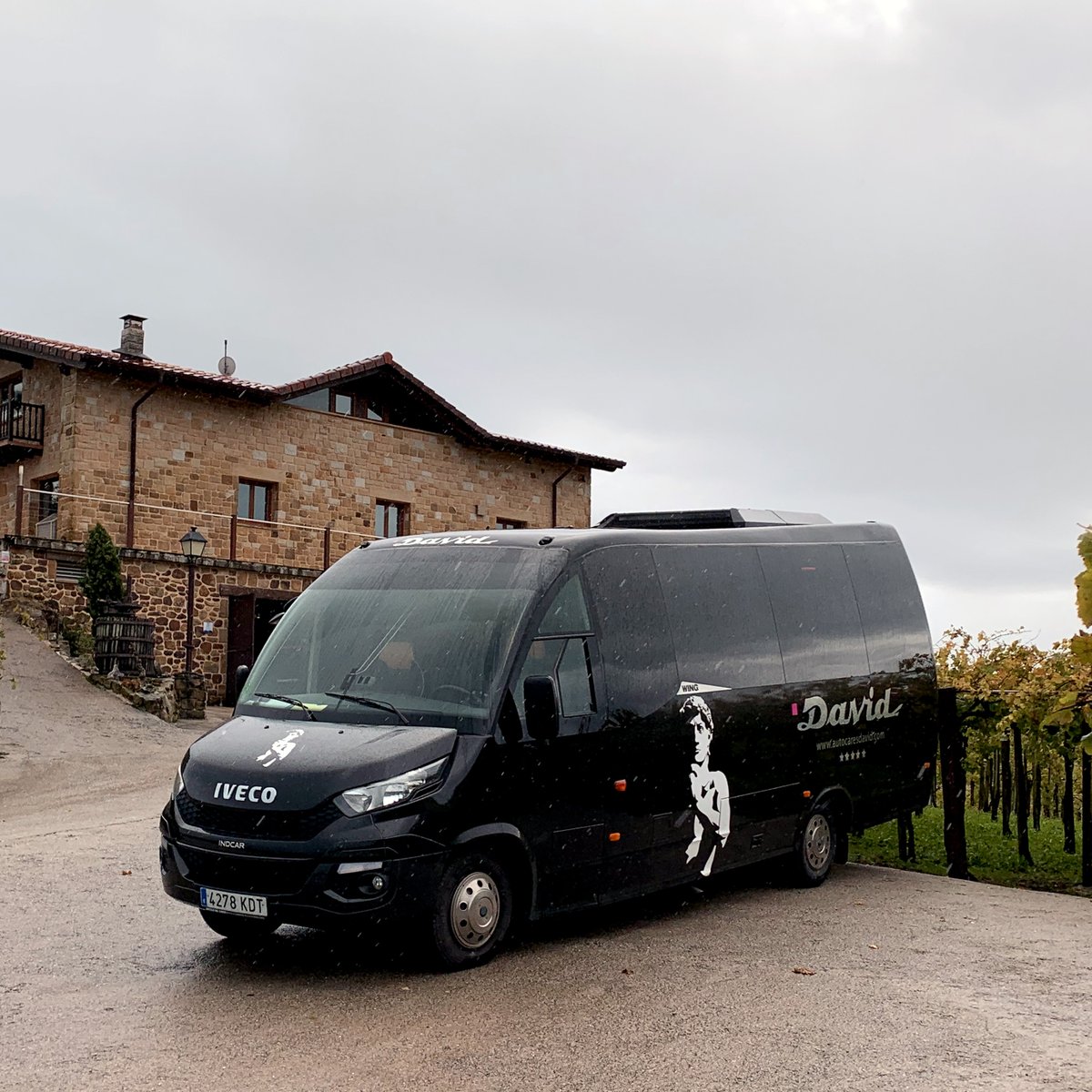 autocaresdavid's tweet photo. En esta tierra somos muy de comer y beber, pero como dice el refrán: "si bebes txakoli, ya coducimos nosotros por ti". Así que si quieres probar buen #txakoli, vente de excursión con #AutocaresDavid. 📷 Emilio con nuestro #MINI28 https://t.co/EeIzShXqsZ