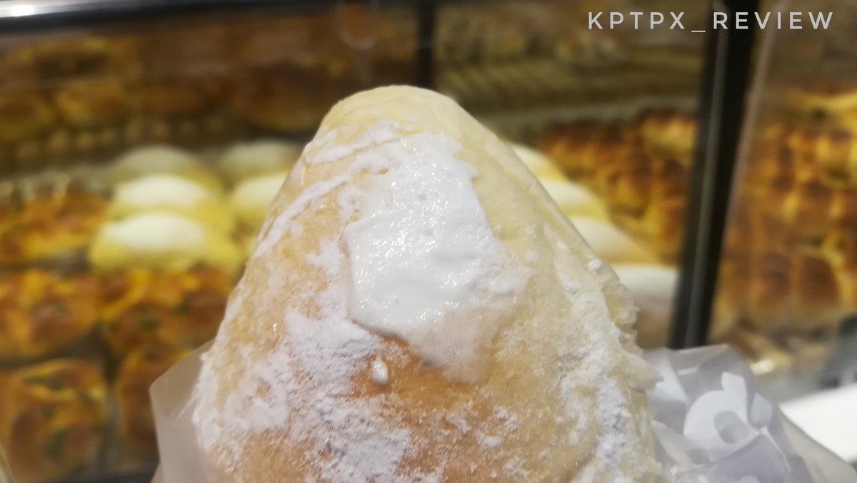 KPTPX_REVIEW's tweet photo. Hokkaido Bun ของ Breadtalk อยากให้ทำมาขายอีก แป้งนุ่ม ชอบสัมผัสเนื้อแป้งมาก ครีมก็ห��มนม ไม่หวานเกิน กินครีมเปล่าจะหวานหน่อย แต่กินกับแป้งคือพอดี แต่เอาผงสโนว์ออกดีกว่า55 #ไว้รีวิวห้ามขายของโว้ยย #อร่อยไปเเดก #ไม่ขายจ้ารีวิวเฉยๆ https://t.co/4me3LR06k3