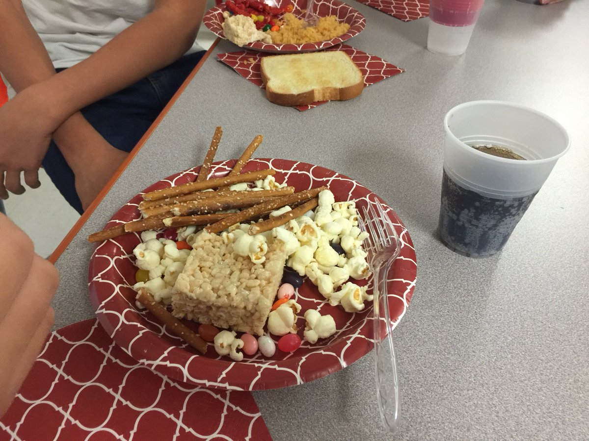 MrsSBolles1's tweet photo. #CharlieBrownThanksgiving celebrated at @GovMifflinMS https://t.co/04CFVgRnP5