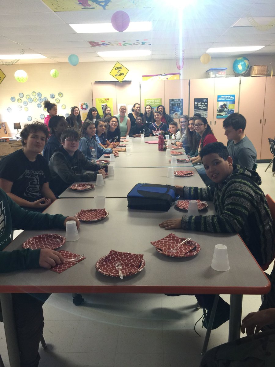 MrsSBolles1's tweet photo. #CharlieBrownThanksgiving celebrated at @GovMifflinMS https://t.co/04CFVgRnP5
