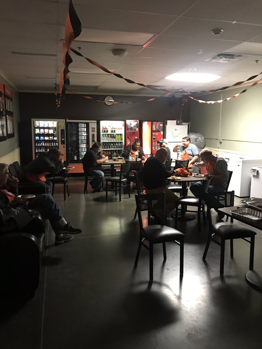 Had a little Pre-Thanksgiving dinner with our freight, Steak and Mac-n-Cheese. @CumminsLucas <a href="/SummerB_THD4026/">Summer Burton</a> <a href="/semke_t/">Thomas Semke</a> @AnthonyPHD4026 @blkubes