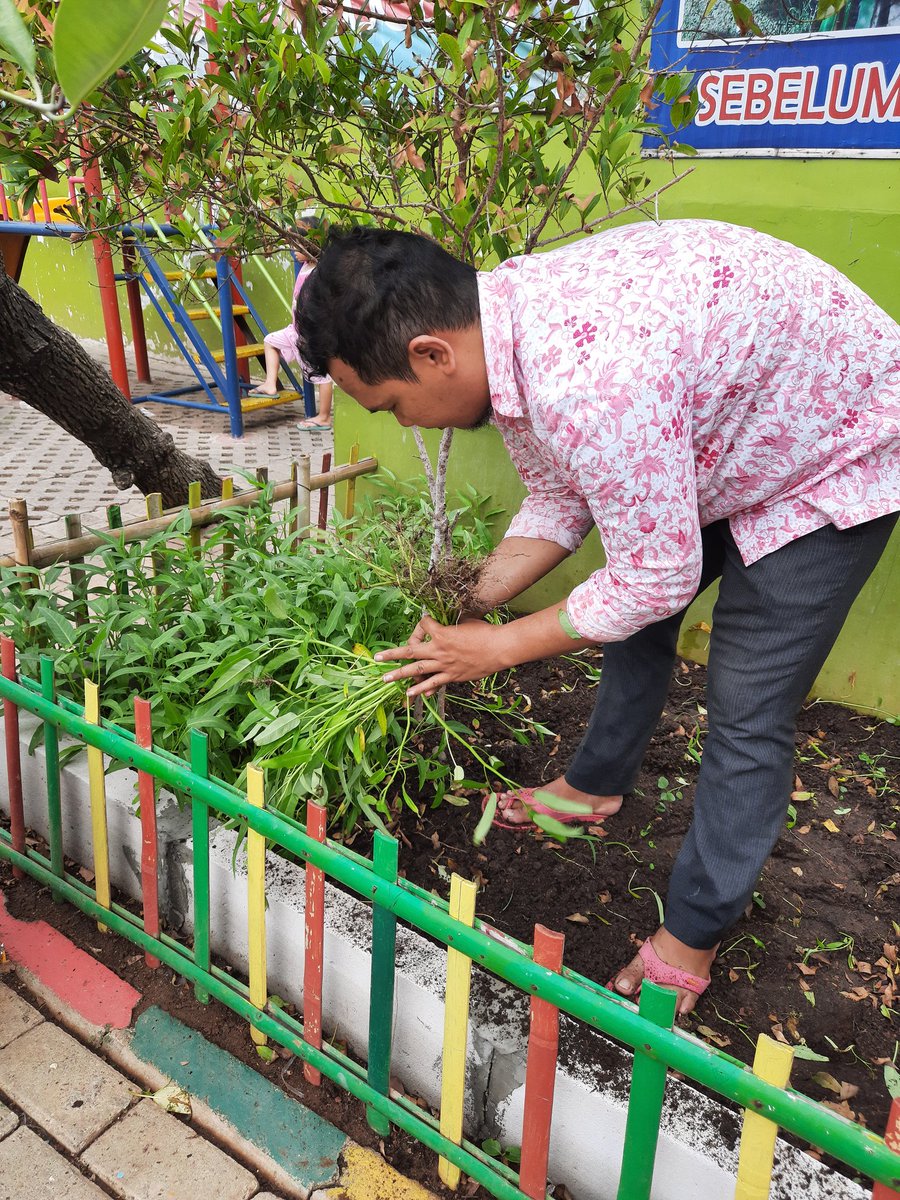 Yeay Akhirnya RPTRA Kampung Budaya Panen Kangkung Yang dihadiri oleh Ibu ketua Tim Penggerak PKK Kelurahan Utan Panjang ibu Yasmiati dan para Kadek PKK  @edelweismungil <a href="/Ermasuryani63/">Erma Suryani</a> <a href="/kusumawati_tuty/">Tuty Kusumawati</a> <a href="/dppappdki/">Dinas PPAPP Provinsi DKI Jakarta</a> <a href="/tutykusumawati/">tutykusumawati</a> <a href="/aniesbaswedan/">Anies Rasyid Baswedan</a>