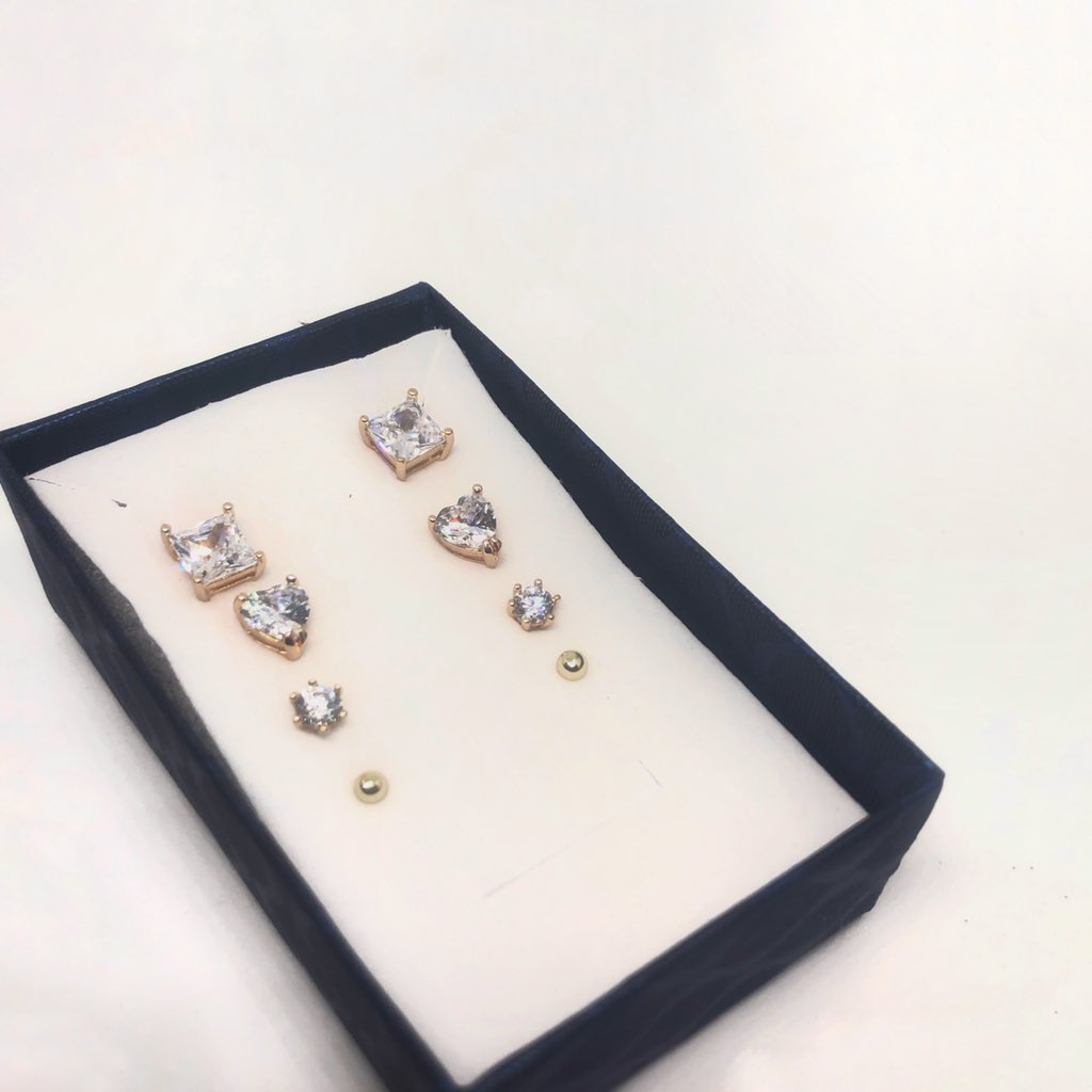 Stud lovers this is for you!I have multiple earrings holes this is for you.I don't wear big earrings I love small earrings this is for you.Long-lasting zirconia studs now available Price: 1200 each Pls send a dm to order and pls help Rt #ThursdayThoughts  #Thanksgiving