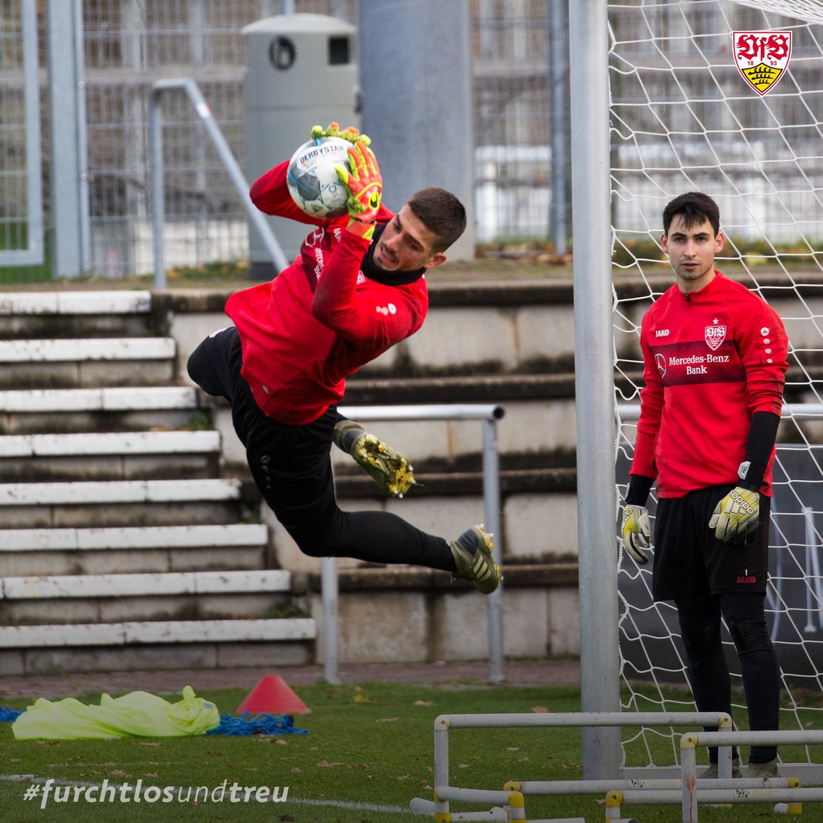 VfB's tweet photo. The flying Bredlow 👐⚽️

#VfB https://t.co/ltb3p4iJg0