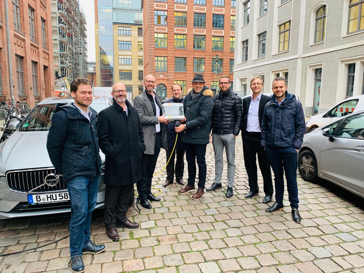 Erfolgreiche Produktvorführung bei urban ENERGY mit <a href="/adesso_SE/">adesso_SE</a> und @PhoenixContactV  #phoenixcontact 🚗🤗 #smartcharging #urbanenergy #emobility #smartcity #iot #ai #berlin #smart #mobility #energy #startup #charging