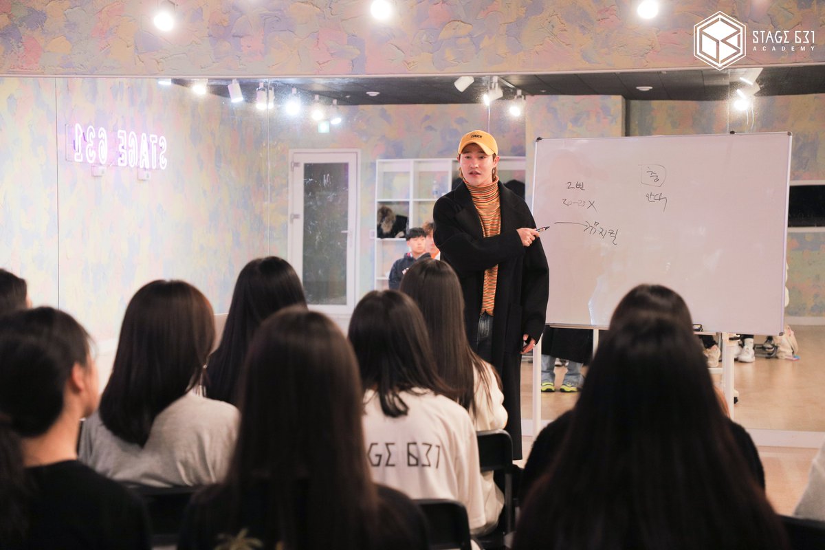 STAGE_631's tweet photo. 2019.11.27 정규반 스타 특강
with 울랄라세션 최도원

11월 정규반 특강은 실력파 가수 울랄라세션의 멤버 최도원님!
아이돌 연습생 출신 도원님께서 정규반 친구들에게 많은 조언과 팁들을 들려주셨답니다.

_
#가수지망생 #오디션대비 STAGE631에서!
문의☎ 02.6261.6310 https://t.co/PD4yjmVhl3