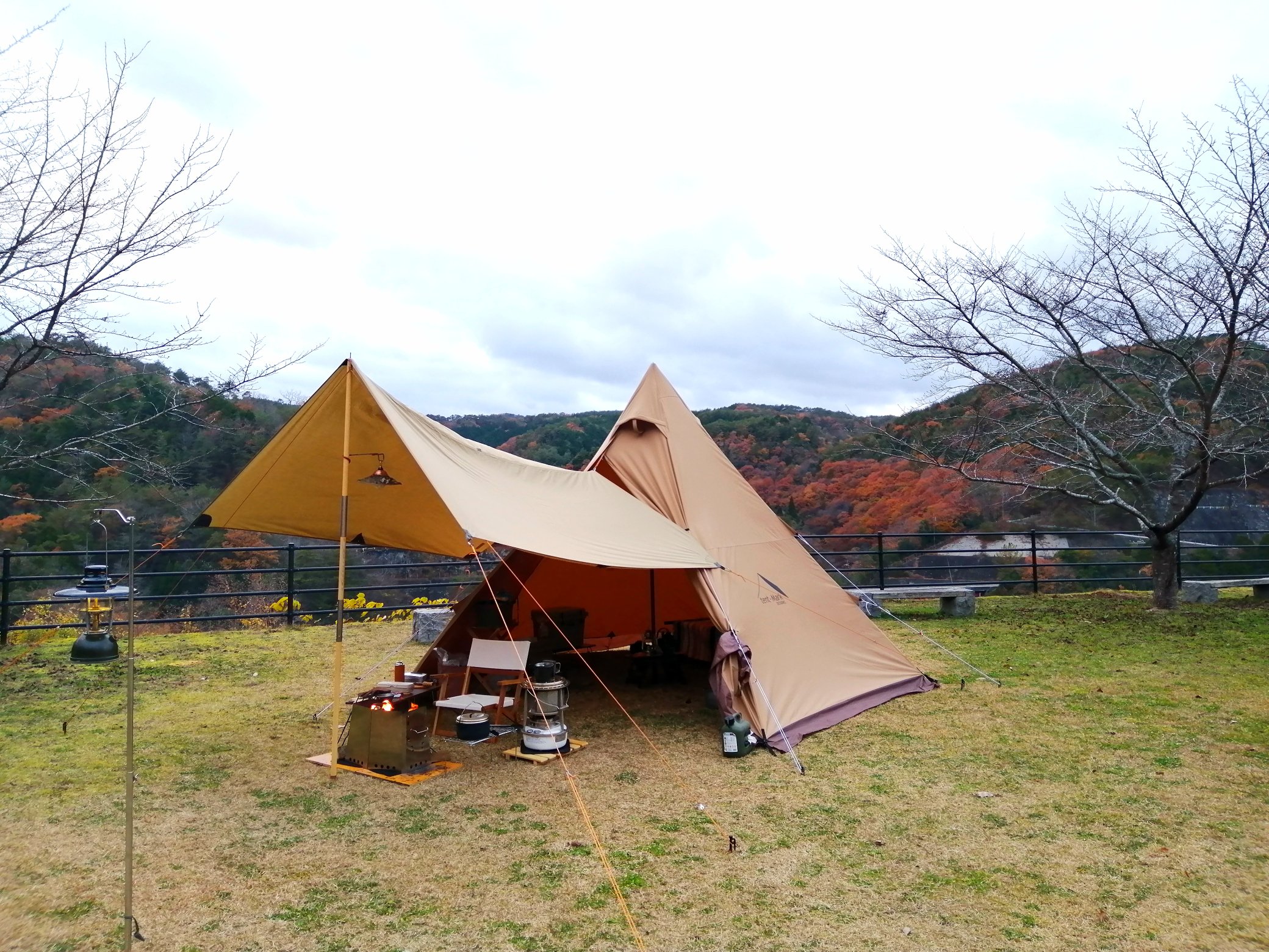 ランプ小屋歩空 北房もみじ公園キャンプ場 今日は小雨と強い風で寒い一日でしたね ソロキャンパーの方に風の弱い公園サイトをご利用いただいております 夕方には風も弱くなり青空も見えています これは星も期待できるかな 北房もみじ公園 岡山