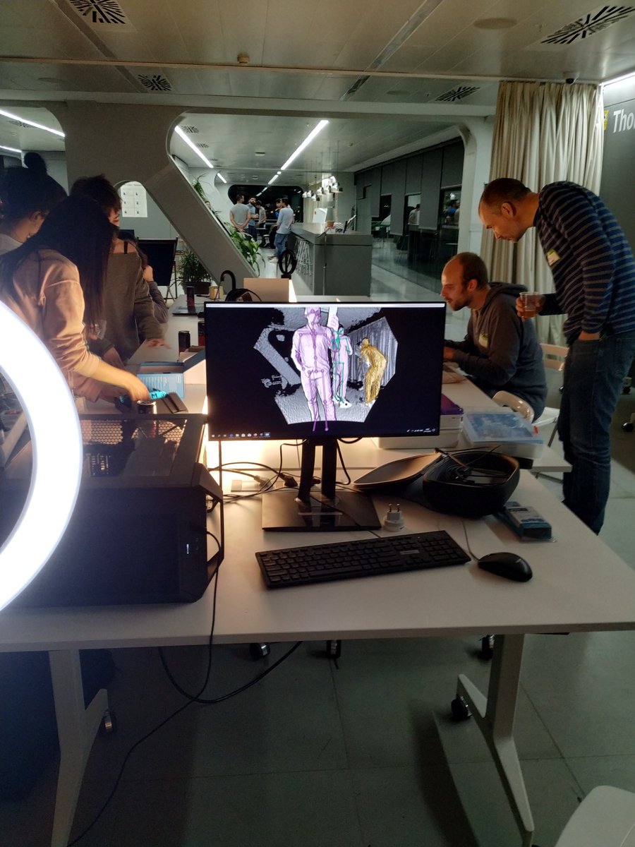 Jonathan_JFR's tweet image. My first time in the bi-weekly #HardwareHackLab event in Bcn. Awesome people, impressive organization. Thanks for welcoming me @hardwarehacklab