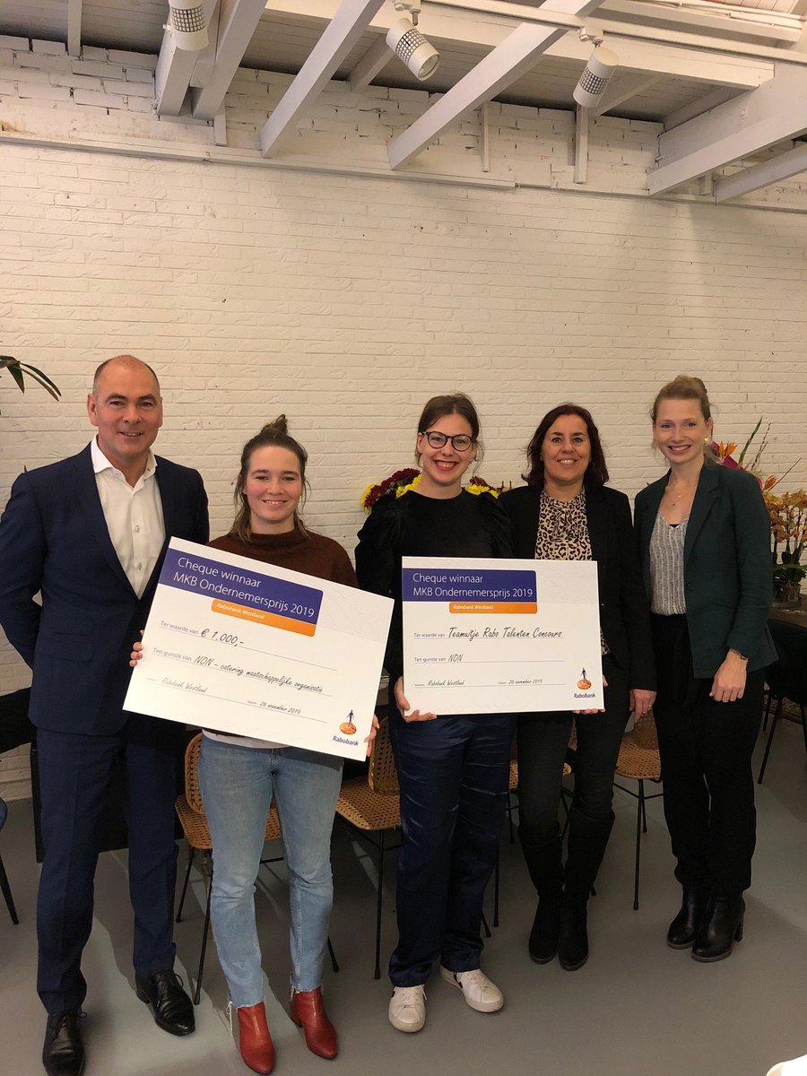 gvhoeven's tweet photo. Deze week Manon en Hella @NON_popup nogmaals gefeliciteerd met de MKB Ondernemersprijs 2019 en verrast met een voorstelling Rabo Talenten Concours in De Naald voor het hele team. Ook gaan we gezamenlijk een maatschappelijke organisatie blij maken met heerlijke catering van NON! https://t.co/61nONrKnVj