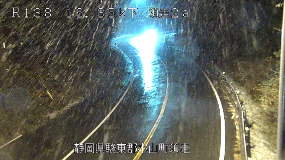 mlit_numazu's tweet photo. 【通行注意】11月28日17時10分現在、国道138号；須走の気温0.4℃です。路面凍結の恐れがあるため、駿東郡小山町須走において凍結防止剤散布を行います。速度を落として、前の車と車間距離をあけて通行するようお願いします。
    #通行注意　#道路情報　#国道138号 https://t.co/MK50eQyNDo