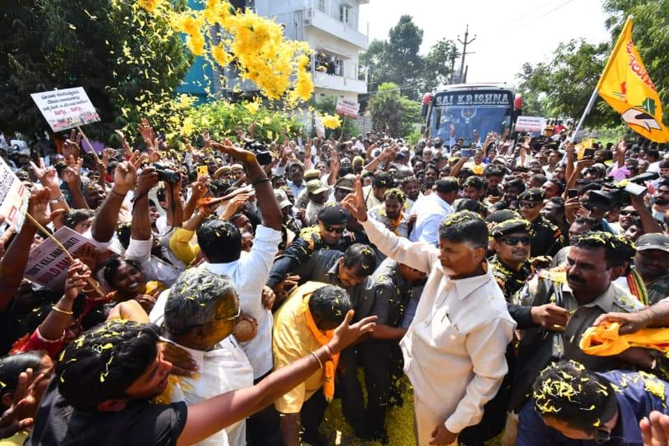 ఆత్మ విశ్వాసం గల నాయకుడు..భరోసా పొందిన ప్రజలు..పసుపు మయమైన.. పుడమి తల్లి..శత్రువులకు.. రాత్రంతా నిద్ర దూరం చేసే కారణం..అన్నీ కలగలిపి.. ఒకే ఒక్క చిత్రంలో.. #SaveAmaravati #PeoplesCapitalAmaravati #ChaloAmaravati