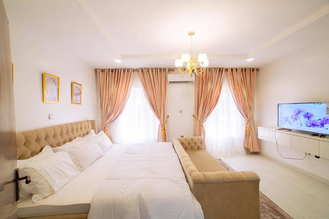 @OgbeniDipo HOTEL? NO 

APARTMENT? YES!!

Apartments are better ☺️☺️

We provide you super amazing short stay apartments in Lagos/Abuja. 24hrs electricity,WiFi,security and KITCHEN as well. We have from 1-5 bedrooms. Kindly follow us @WinnieHostnHome for more details! #MSMEThursdayWithDipo