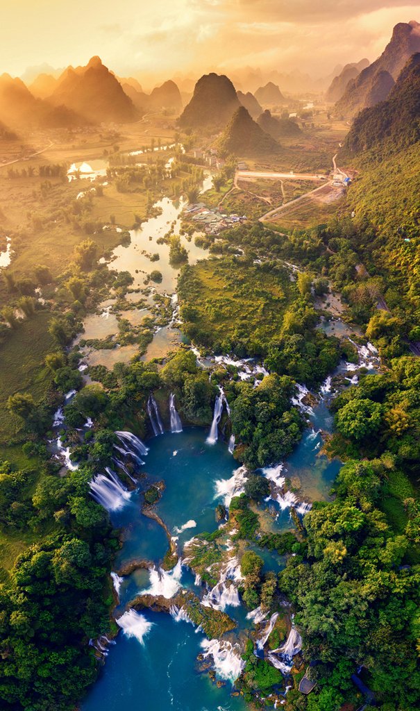 Night2Stay's tweet photo. .@BanGioc #Waterfall is one of #Vietnam’s most impressive natural sights. Located in the northeastern province of Cao Bang, the falls are 30 metres high and 300 metres across, making Ban Gioc the widest (but not the highest) waterfall in the country. #MustSee https://t.co/tmzk5qEloH