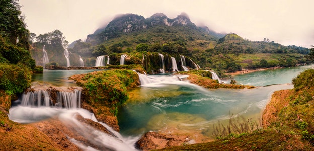 Night2Stay's tweet photo. .@BanGioc #Waterfall is one of #Vietnam’s most impressive natural sights. Located in the northeastern province of Cao Bang, the falls are 30 metres high and 300 metres across, making Ban Gioc the widest (but not the highest) waterfall in the country. #MustSee https://t.co/tmzk5qEloH