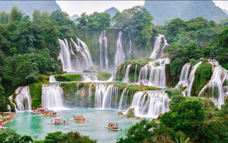 Night2Stay's tweet photo. .@BanGioc #Waterfall is one of #Vietnam’s most impressive natural sights. Located in the northeastern province of Cao Bang, the falls are 30 metres high and 300 metres across, making Ban Gioc the widest (but not the highest) waterfall in the country. #MustSee https://t.co/tmzk5qEloH