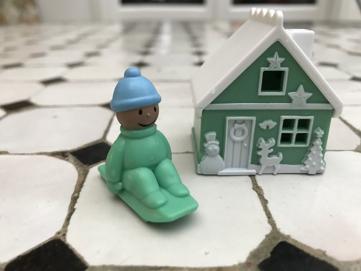 Channahdurlach's tweet photo. We willen van de gigaplastic berg af. Toch? Wat doet Albert Heijn: deze plastic wansmaak aanbieden bij elke 10 euro. Help mij een actie beginnen. Appie wordt wakker! https://t.co/8iFveEjCL6