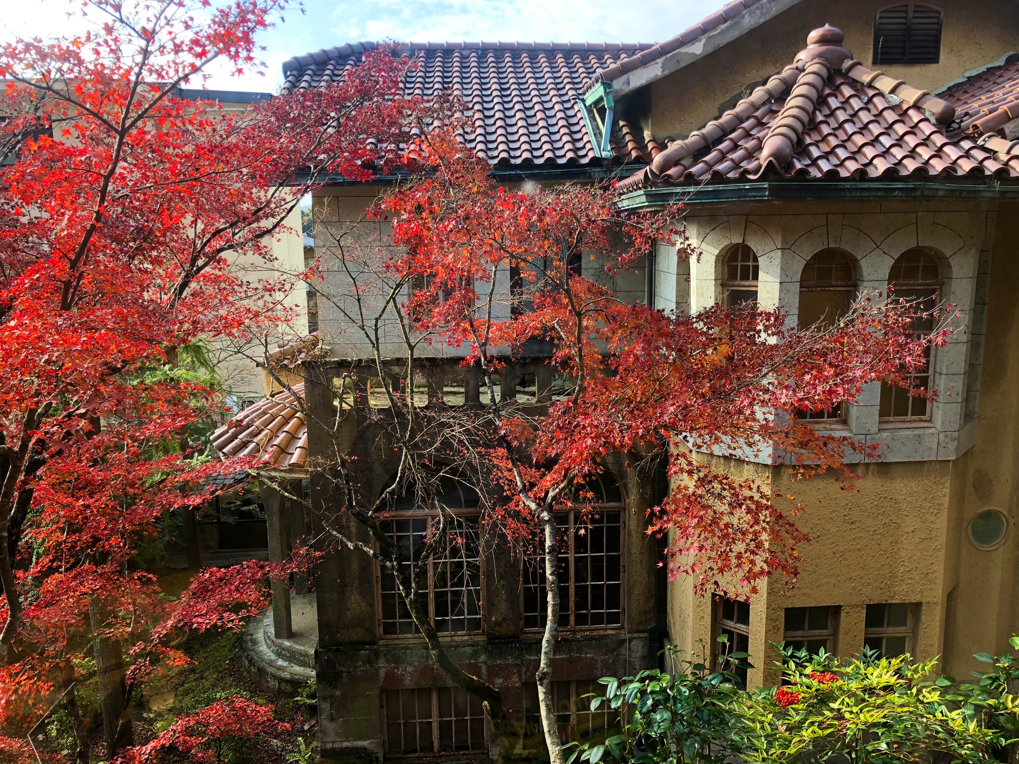 日本庭園情報メディア おにわさん The Japanese Gardens على تويتر 和中庵庭園 そのガラス窓からは京都 盆地の逆側 嵐山 の風景までが絵画のように見渡せます 絶景 洋館の現在の入口側の外観が地味に思えるのは そもそも見えなかったから ということか