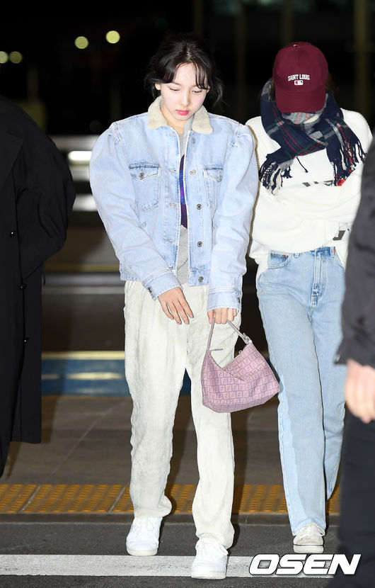 misayeon's tweet photo. TWICE are at the airport now heading to Japan for Twicelights in Aichi for the next 3 days. Have a safe flight &amp; finish the concert safely! ✈️♥️ @JYPETWICE https://t.co/VhIyqJztwI