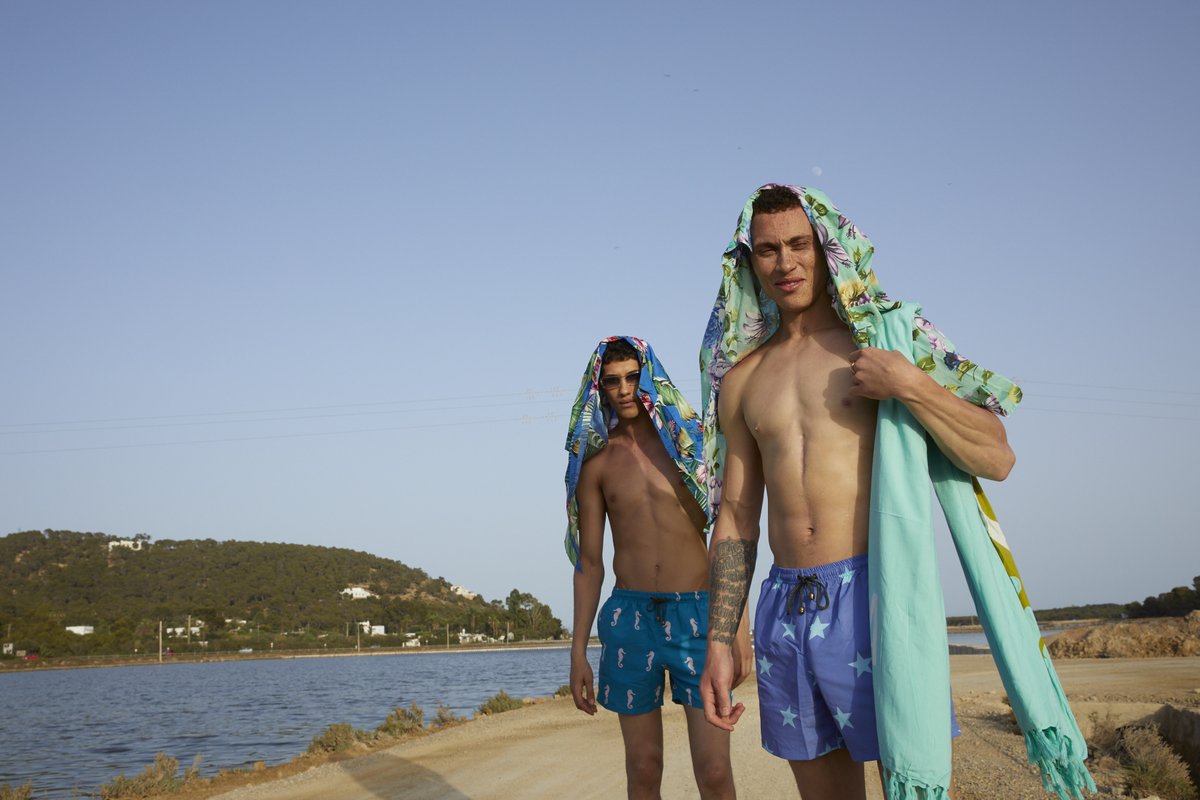 From bright and bold prints to pastel-coloured summer pieces, here are some warm-weather-ready outfit ideas to inspire your closet during the warmer season. podencoeivissa.com | #podenco #Ibiza #summerfashion #boardies #mensfashion #menswear #lookbook