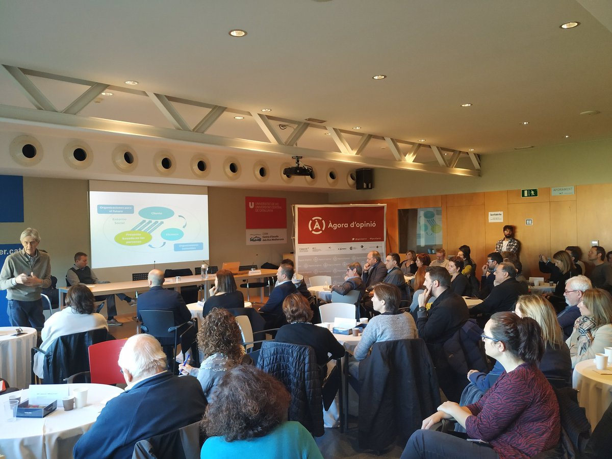 😊 "Les organitzacions han de tenir els treballadors satisfets per poder tenir contents els clients", que sentin que "evolucionen, creixen i que formen part del projecte, com a persones i no com a empleats" #ÀgoraOpinió19 #KoldoSaratxaga #Osona #Manlleu