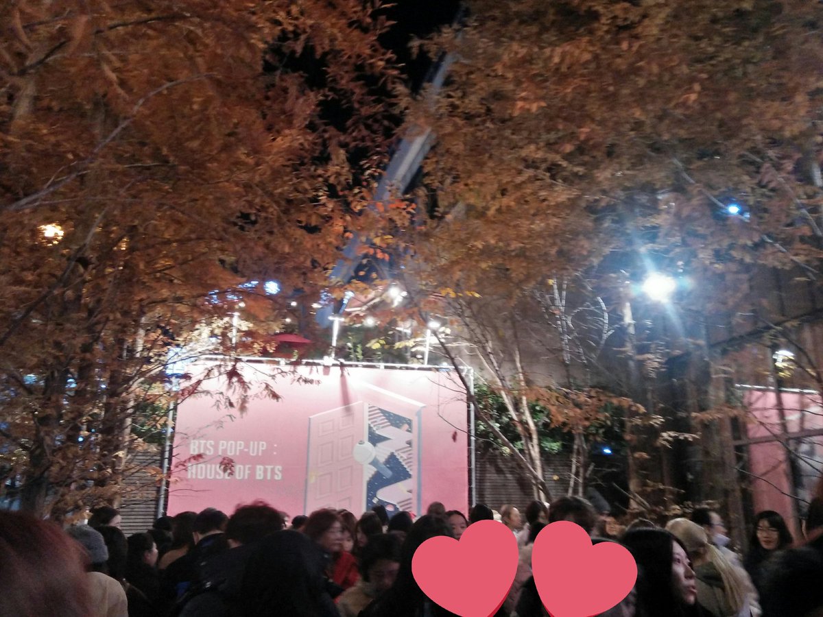 Ab2Yo's tweet photo. ตอนนี้มาซื้อของที่ PopupBTS ให้ลูกค้าอยู่นะคะ วันน��้คนเยอะมาก เดี๋ยวดึกๆจะมาอัพเลขแทร็คของที่ส่งที่ไทยแล้วนะคะ https://t.co/rmP71xusUI