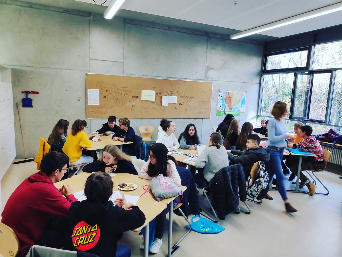 IESHnosMachado's tweet photo. Primer workshop sobre la Navidad en España y Alemania empezado!! Todos trabajando en grupos mixtos @sepiegob @ComeToKnowMe #hnosmachadoplc  🇩🇪 🇪🇸 https://t.co/F9cFr7ZlHy