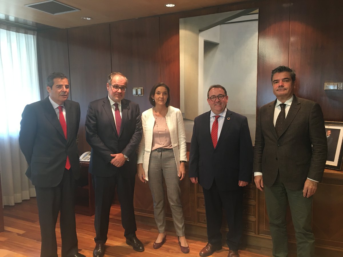 CEHEhosteleria's tweet photo. 🔴 Nace #COMPETUR, la alianza de la #hostelería (@CEHEhosteleria) y el sector cervecero (@CervecerosES), para impulsar el debate sobre la competitividad del turismo en España. Cuenta con el apoyo de la ministra (e.f) @MarotoReyes de @mincoturgob
¡Clic!
https://t.co/JOqLTKLEiX https://t.co/NqTujQ8Hsh