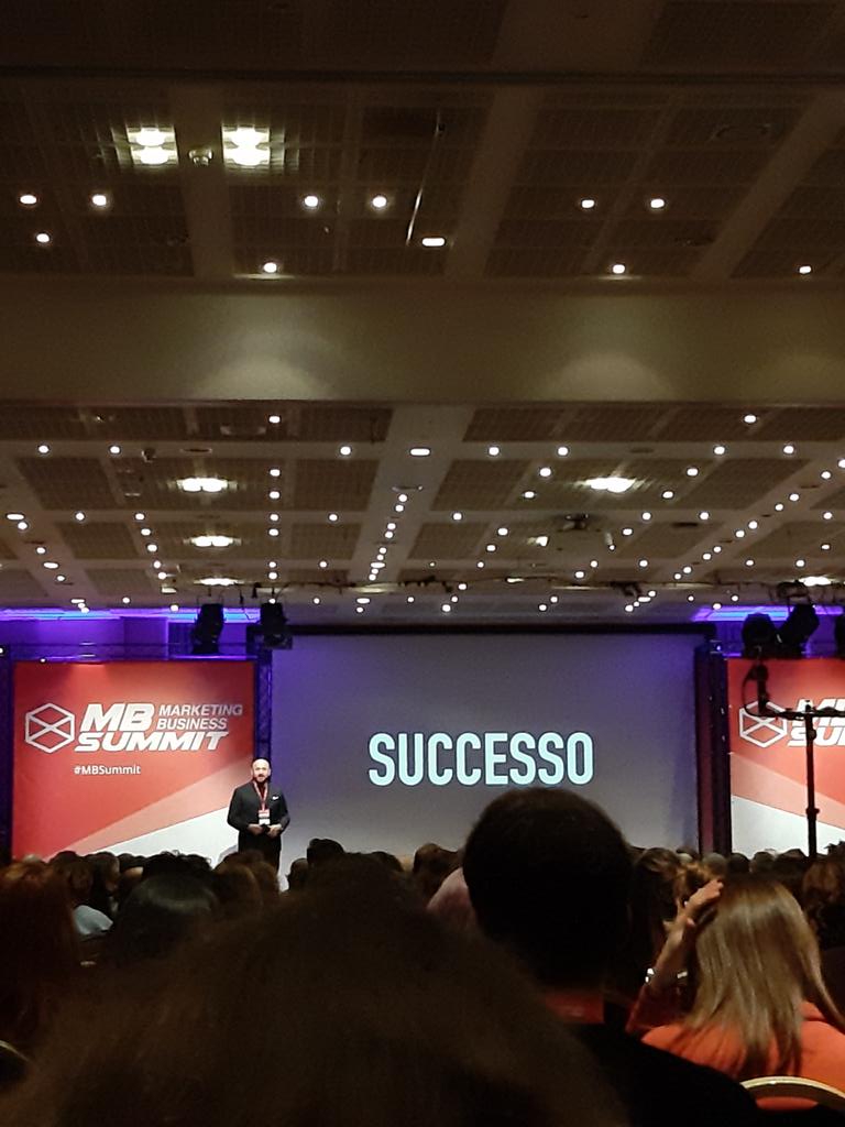 Sul palco del #MBSummit <a href="/dario_silvestri/">dario silvestri</a> ci ricorda quanto gli #obiettivi siano importanti nella nostra vita. Continuiamo a fare cose profittevoli ma che non ci interessano realmente. È ora di #cambiare perché gli ostacoli più grandi tra noi e i nostri obiettivi sono le scuse.