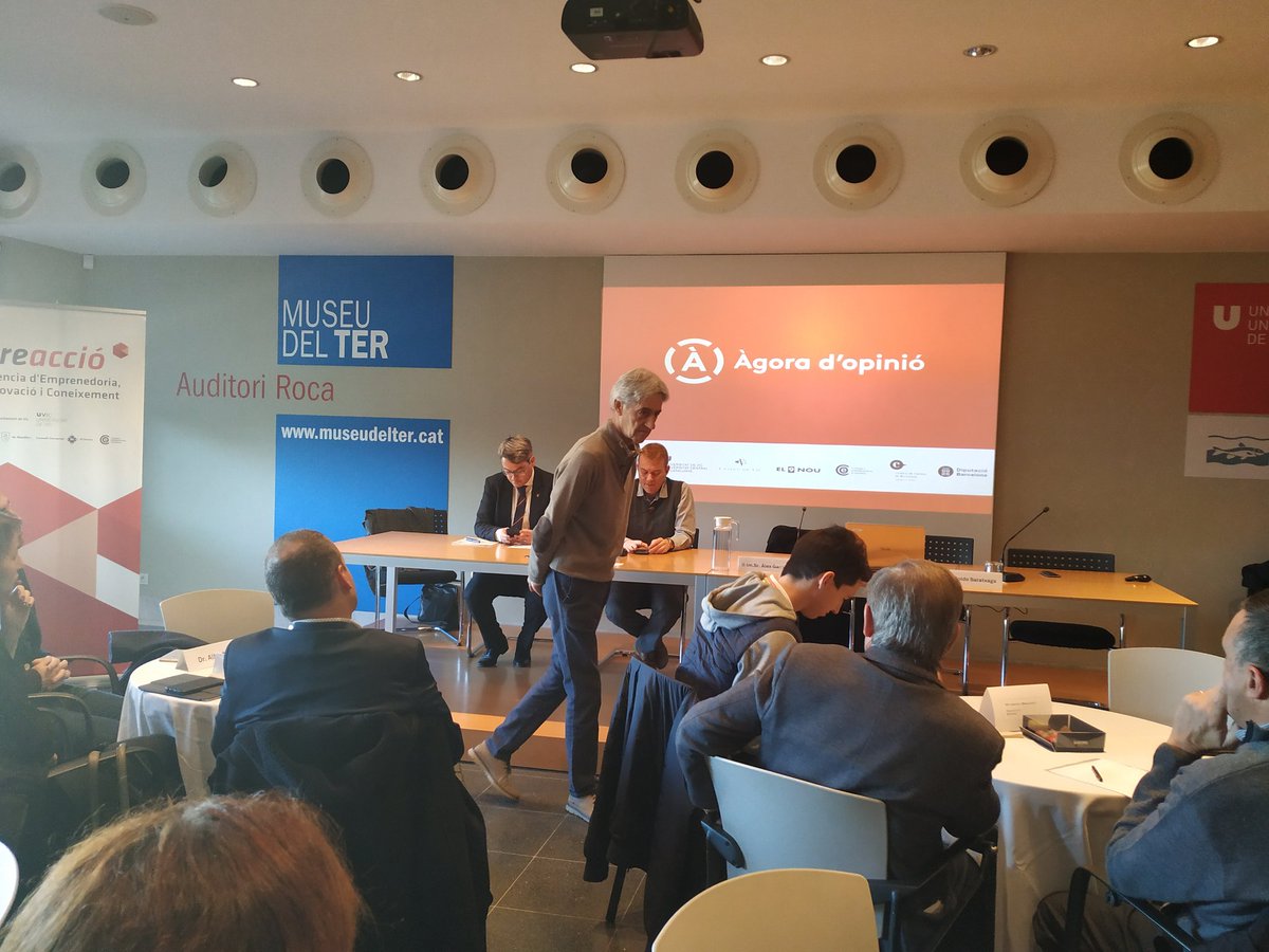 🗣️ Torn de debat amb les intervencions dels assistents al tram final de la ponència de #KoldoSaratxaga a #ÀgoraOpinió19 que ha omplert l'auditori Roca del <a href="/museudelter/">Museu del Ter</a> #Osona #Manlleu