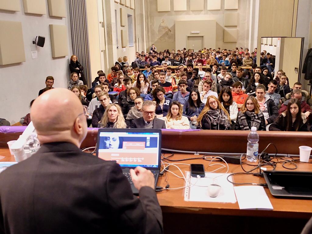 FDUmilano's tweet photo. Dalla scuola Arimondi Eula di Savigliano vincitrice del concorso di @artventuno e @miursocial "Rileggiamo l'articolo 3 della costituzione" - parte #FDUTorino con centinaia di ragazzi a seguire la Sezione #EDU
#Guerrepace #ioalzolosguardo #sedicopace https://t.co/CZ9v42vSh2