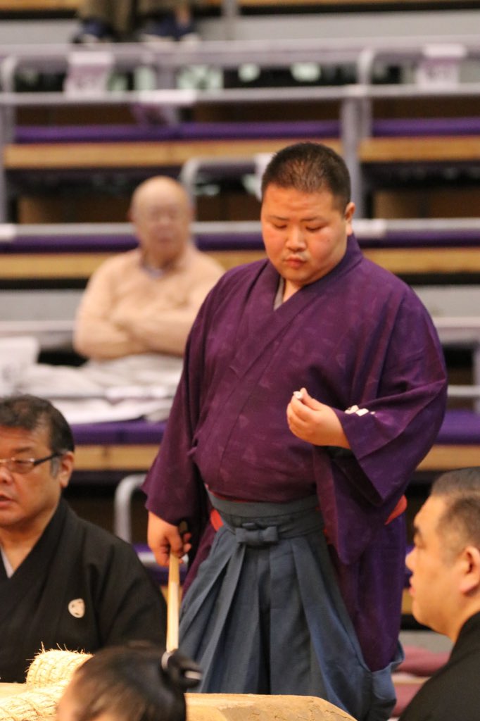 Yo Shi 呼出しさんにまつわる色々 呼び上げ前に四股名を確認する 健太さん 雄志さん 大将さん 重次郎さん 続く 相撲 九州場所 呼出し健太 呼出し雄志 呼出し大将 呼出し重次郎