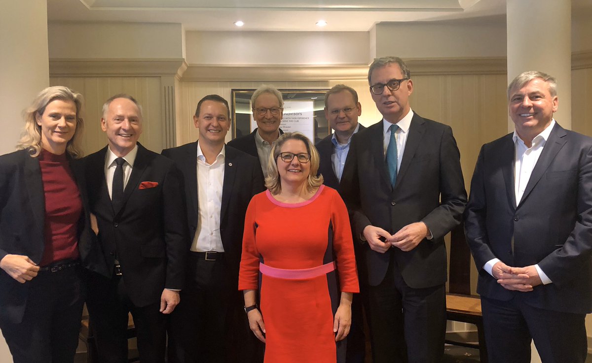 CEO Kreuzfahrtdinner des #DRV: Mit Bundesumweltministerin @SvenjaSchulze68 tauschten sich die CEOs von @aida_de , @tuicruises, @HLCruises, @MSCKreuzfahrten und @phoenix_de zu alternativen Treibstoffen und zum Umweltengagement der Reedereien aus.