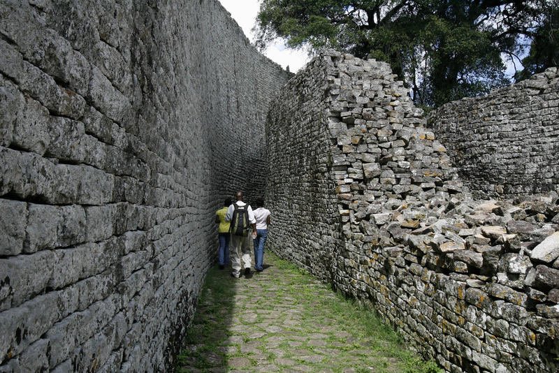 MimiReeds's tweet photo. The name Zimbabwe is taken from the Kalanga word “Dzimbabwe” which means house of stone (structure below). Kalanga &amp; Venda are said to be the ones who built it and Kalanga is argued to be the one that was spoken in Mapungubwe. 
What’s your take on this ladies and gents.. https://t.co/dHwgRM1qVg