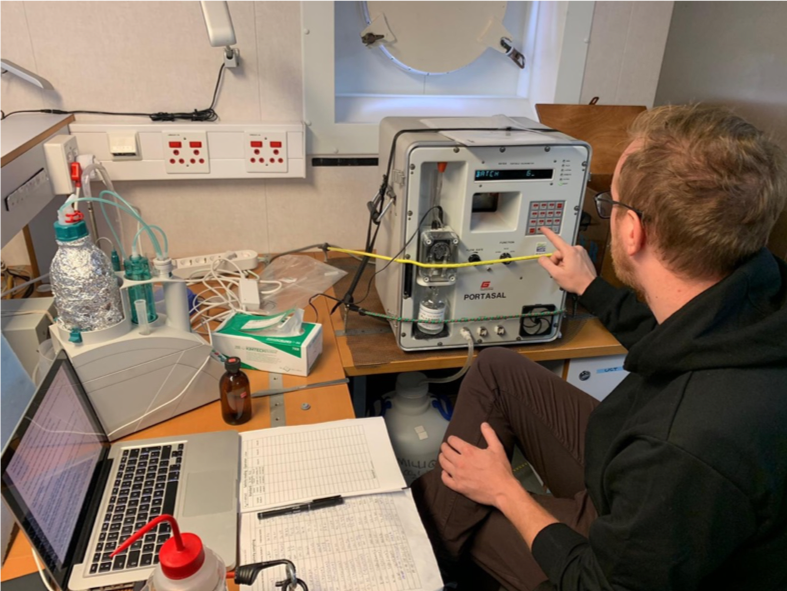 SCALExperiment's tweet photo. #SCALEbyNumbers From the multiple CTDs and underway stations the samples for water chemistry begin to add up, with ~500 salinity samples, 550 DIC samples and over 2000 macronutrient samples https://t.co/HR1VmhotZ3