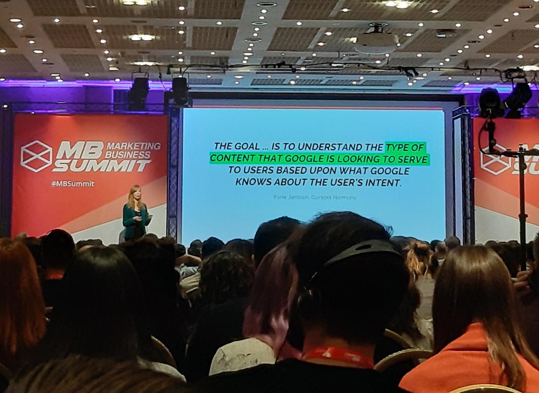 Viola Eva, esperta #seo e #contentmarketing, ci spiega come sviluppare una strategia adattando il tipo di contenuto per la ricerca #Google  #MBSummit <a href="/MBizSummit/">MBSummit</a> <a href="/IUS_VE/">IUSVE - Istituto Universitario Salesiano Venezia</a>