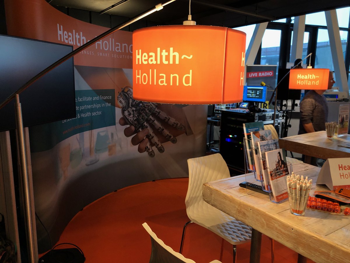 De lounge is goed gevuld met verschillende informatieve stands en <a href="/BNR/">BNR Nieuwsradio</a> Nieuwsradio zendt een live radio-uitzending uit vanaf het congres over de Big Five van de biowetenschappen. De catering wordt vandaag verzorgd door <a href="/CateringLokaal/">Catering Lokaal</a>.