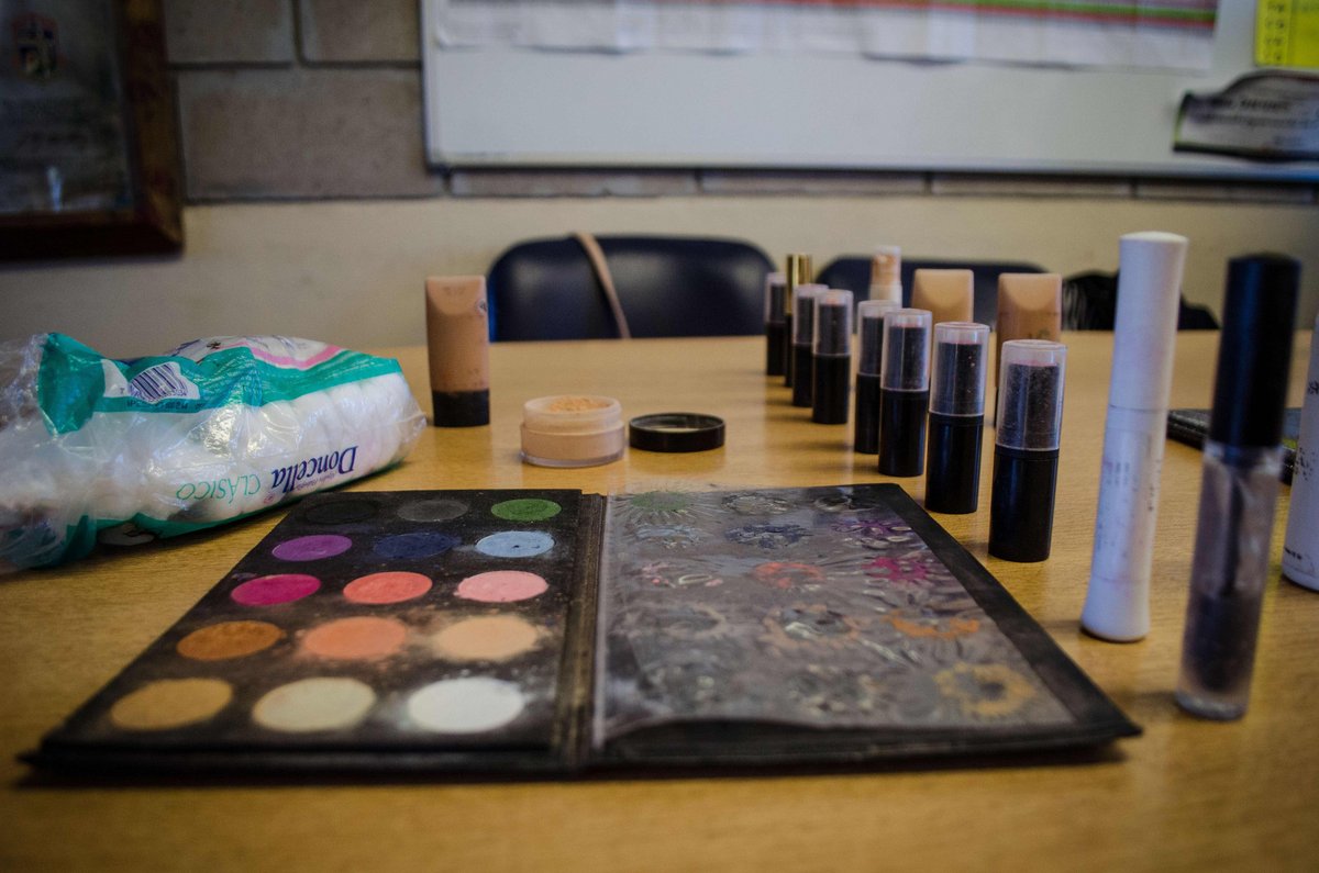 ¿Que hacemos?
Brindamos un curso de 3 meses a mujeres, donde reciben educación técnica, comercial y social. Al finalizar la cursada las Alumnas tienen la posibilidad de adquirir un set completo de Maquillaje de calidad Profesional. Asì una vez graduadas comienzan a trabajar.