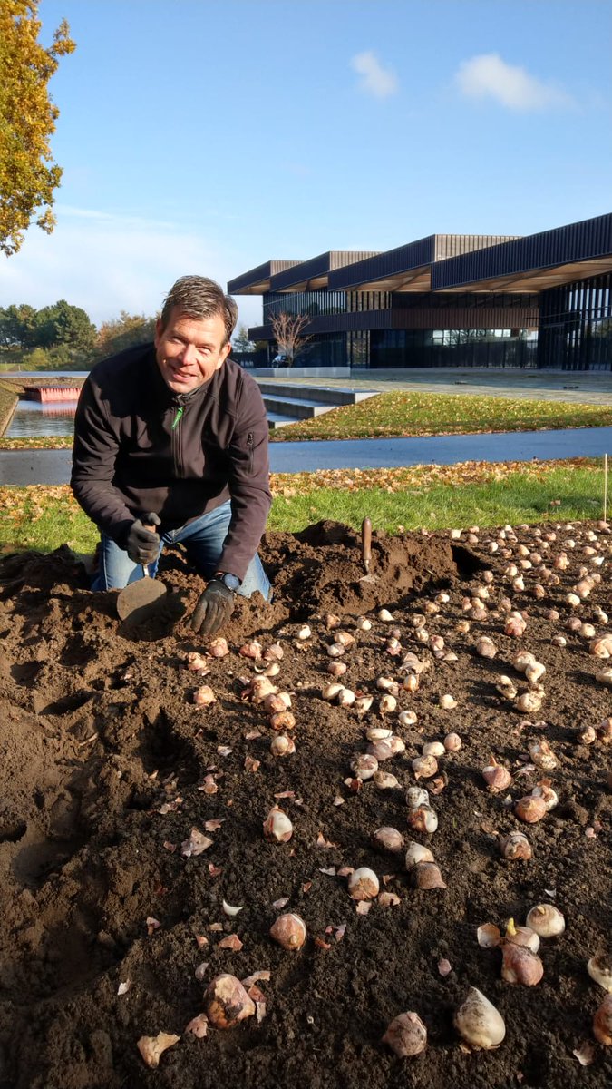 Jan-Willem Hilbron, directeur Horeca &amp; Hospitality bij <a href="/albron_FS/">Albron</a>, kwam vorige week helpen bij het planten. Sinds 2010 verzorgt Albron alle restauratieve activiteiten op Keukenhof. De menu’s voor 2020 zijn inmiddels samengesteld en werden vandaag gepresenteerd.