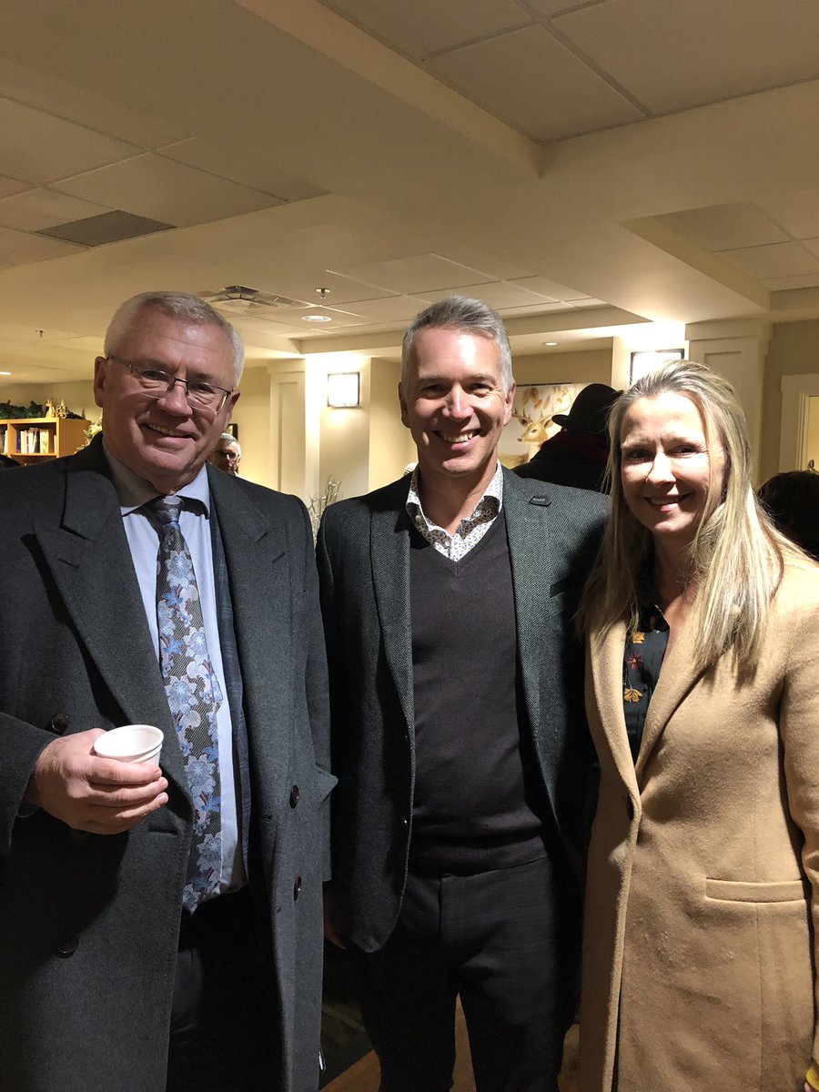 Campus Of Care Christmas Tree Lighting with wonderful #Abbotsford Mayor @MayorHenryBraun &amp; Ross Siemens (pictured with spouse) 💙<a href="/abbotsfordfirst/">Abbotsford First</a> #yxx #fraservalley <a href="/abbynews/">Abbotsford News</a> <a href="/AbbyHospice/">Abbotsford Hospice & Grief Support Society</a> <a href="/CanuckPlace/">Canuck Place Children's Hospice</a> @Matthews_House <a href="/City_Abbotsford/">City of Abbotsford</a>