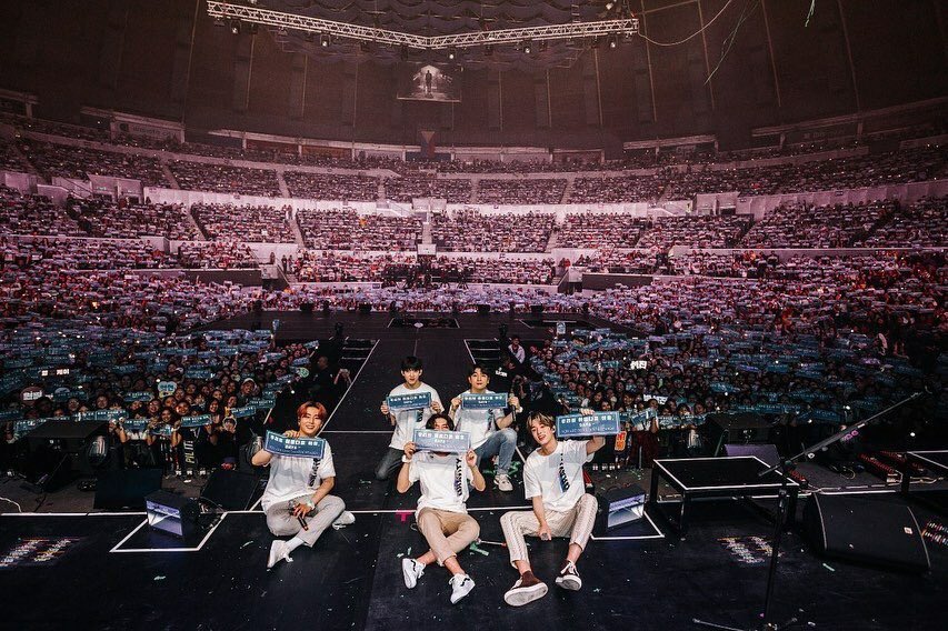 wonfeeled's tweet photo. “You guys definitely reminded us that you guys are the reason why we continue music! Thank you so much for all the support and stay happy ‘till we meet again!!^^🙏🏼”

— DAY6, 191123 ♡

GUESS WHO’S BAWLING HER EYES OUT BC OF THE CAPTION?ㅠㅠ

#DAY6GRAVITYinMNL
#DAY6GRAVITYinMANILA https://t.co/nnFJT3GVsH